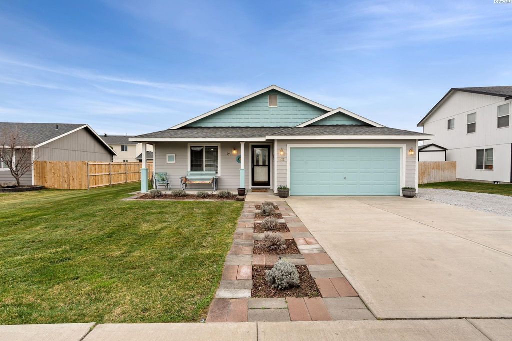 4422 Kubota Ln, Pasco, WA 99301