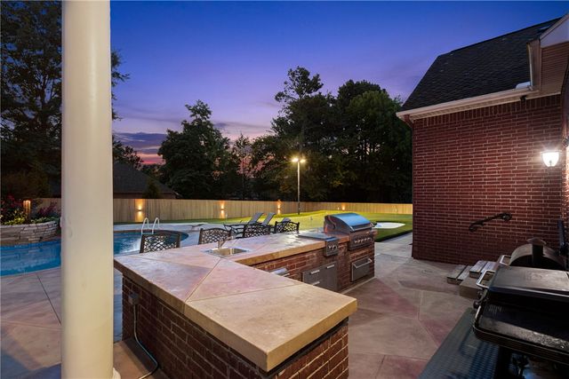 331 E Fairway Lane, Fayetteville, AR 72701