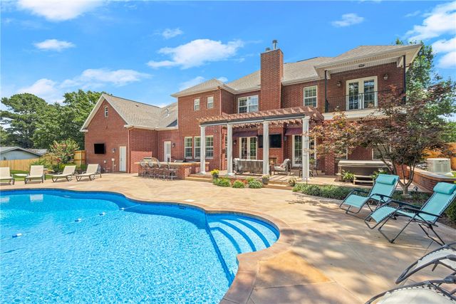 331 E Fairway Lane, Fayetteville, AR 72701