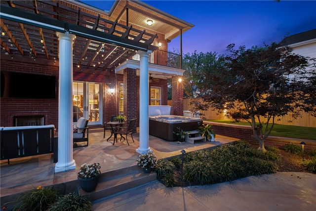 331 E Fairway Lane, Fayetteville, AR 72701