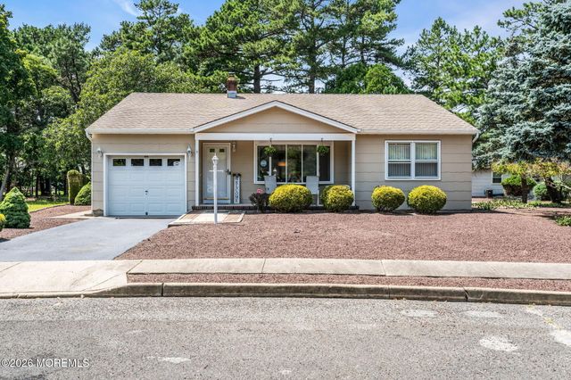 49 Dreyfus Court, Toms River, NJ 08757