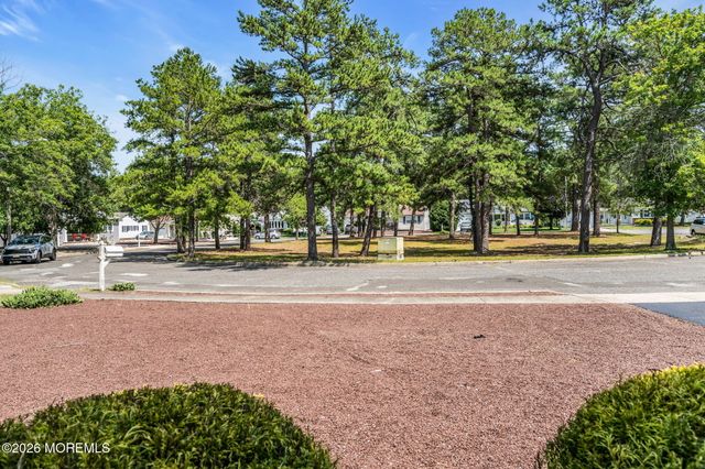49 Dreyfus Court, Toms River, NJ 08757