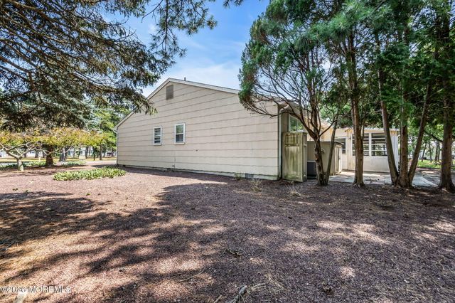 49 Dreyfus Court, Toms River, NJ 08757
