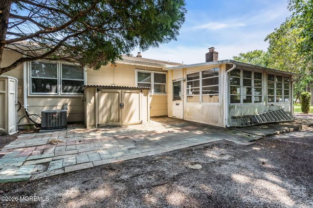 49 Dreyfus Court, Toms River, NJ 08757