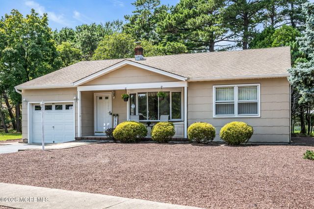 49 Dreyfus Court, Toms River, NJ 08757