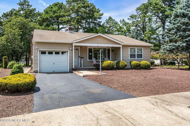 49 Dreyfus Court, Toms River, NJ 08757