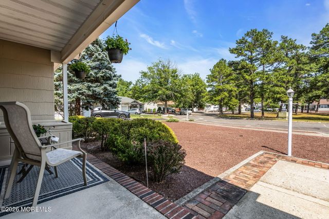 49 Dreyfus Court, Toms River, NJ 08757