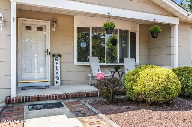 49 Dreyfus Court, Toms River, NJ 08757