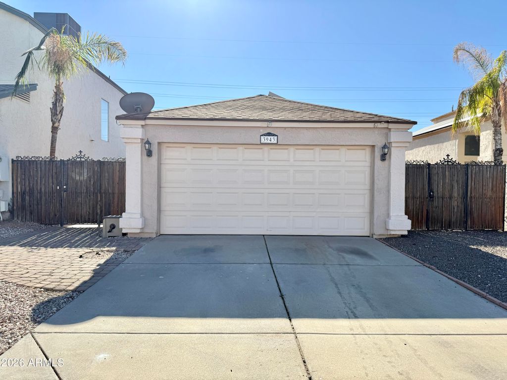 3943 W Whispering Wind Drive, Glendale, AZ 85310