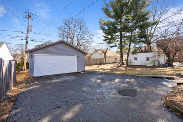 411 N Arlington Heights Road, Arlington Heights, IL 60004