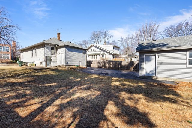 411 N Arlington Heights Road, Arlington Heights, IL 60004