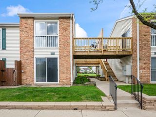 1870 HUNTINGTON Boulevard A, Hoffman Estates, IL 60169
