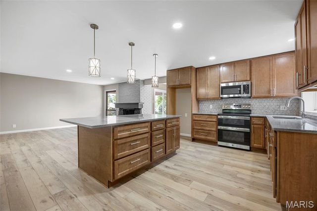 14616 Rogue River Drive, Chesterfield, MO 63017