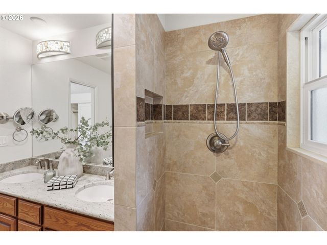 4011 Se CROWN Rd, Camas, WA 98607