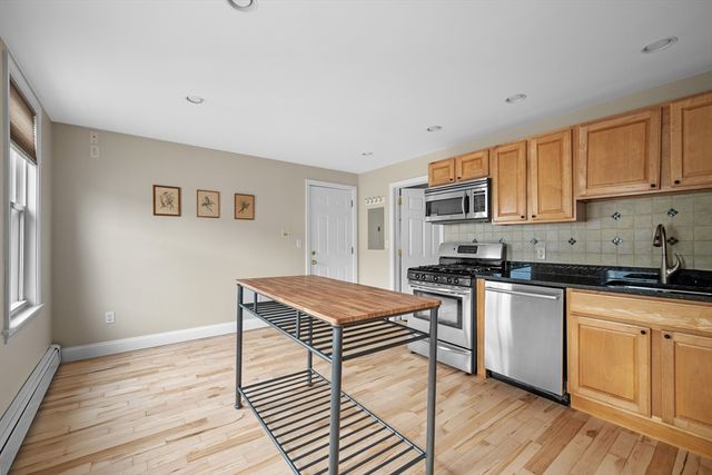 7 English St 3, Salem, MA 01970