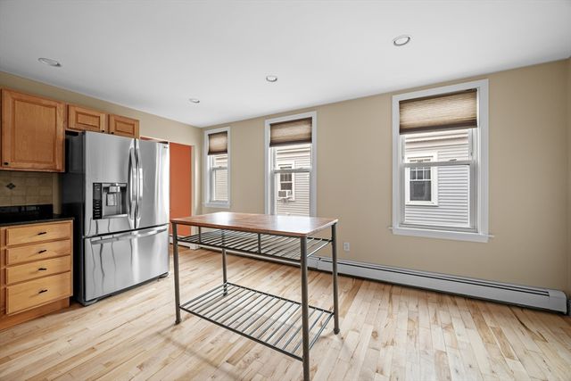 7 English St 3, Salem, MA 01970