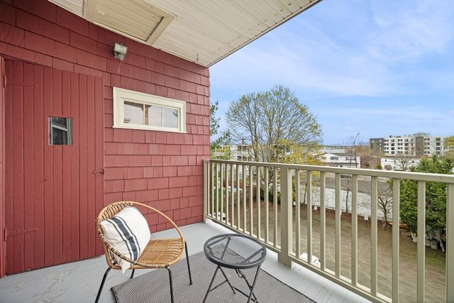 7 English St 3, Salem, MA 01970