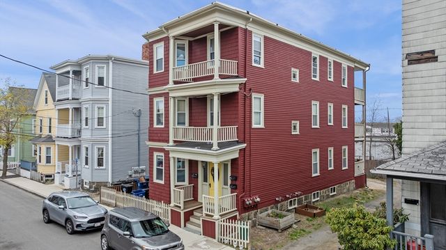 7 English St 3, Salem, MA 01970