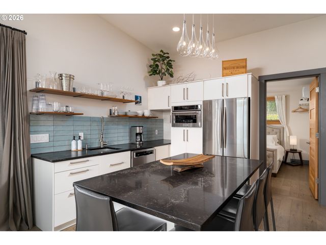 8331 Ne Worden Hill Rd, Dundee, OR 97115
