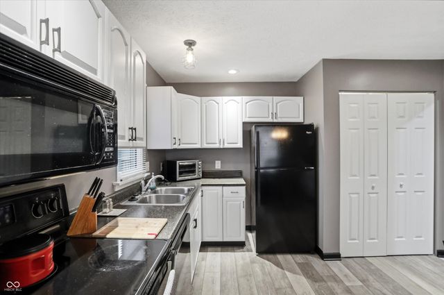 122 Winfield Park Court, Greenfield, IN 46140