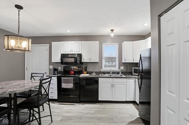 122 Winfield Park Court, Greenfield, IN 46140