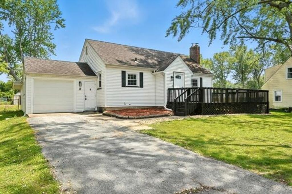 12 Sunset Road, Merrillville, IN 46410