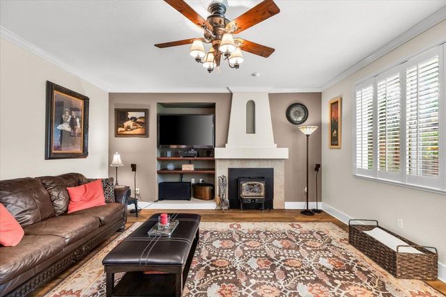 598 Almondcrest St, Oakdale, CA 95361