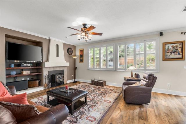 598 Almondcrest St, Oakdale, CA 95361