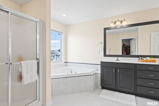 200 Winter Park Drive, Chatham, IL 62629