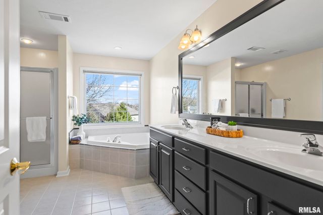 200 Winter Park Drive, Chatham, IL 62629