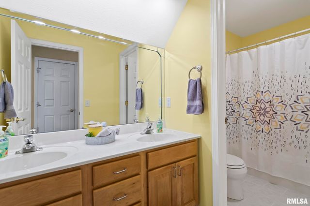 200 Winter Park Drive, Chatham, IL 62629