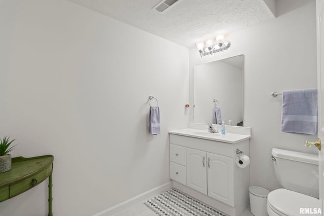 200 Winter Park Drive, Chatham, IL 62629