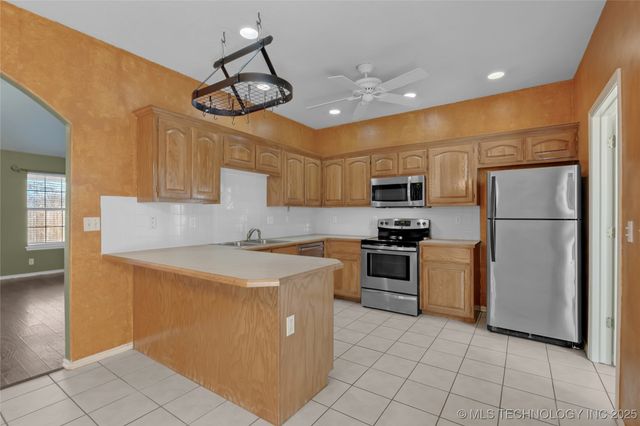 11824 N 107th East Place, Collinsville, OK 74021