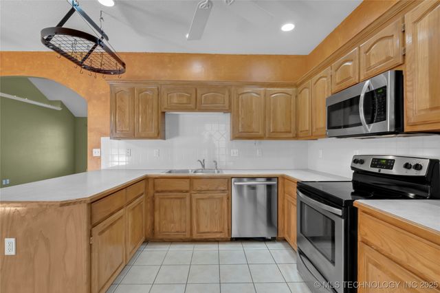 11824 N 107th East Place, Collinsville, OK 74021