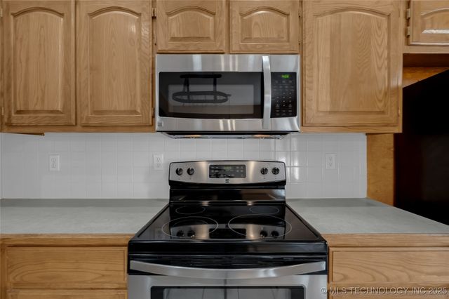 11824 N 107th East Place, Collinsville, OK 74021