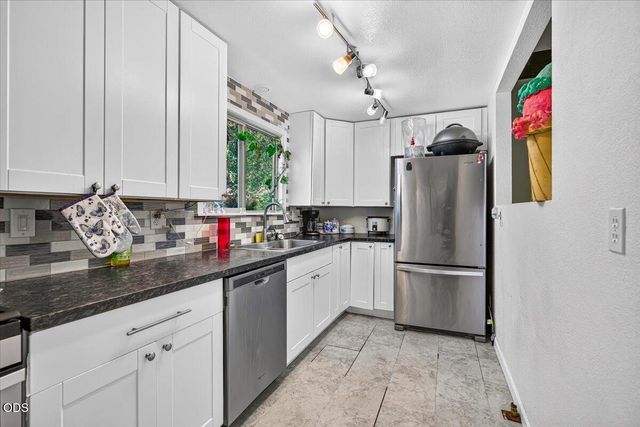 1277 N 5th Avenue, Gold Hill, OR 97525