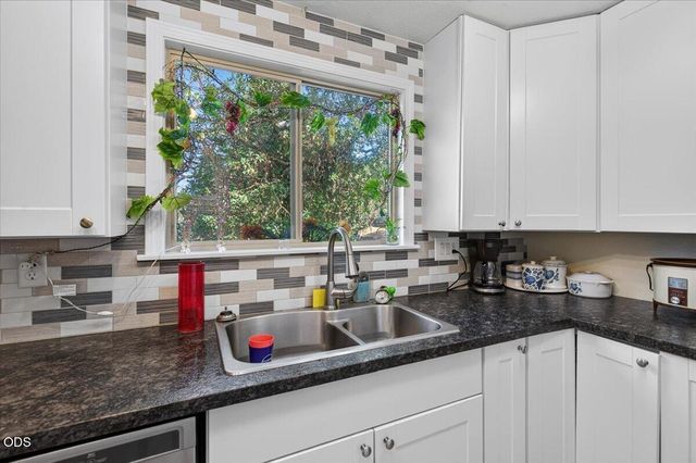 1277 N 5th Avenue, Gold Hill, OR 97525