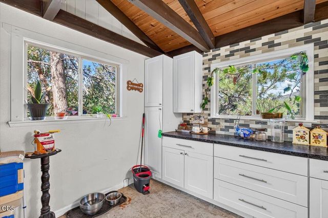 1277 N 5th Avenue, Gold Hill, OR 97525