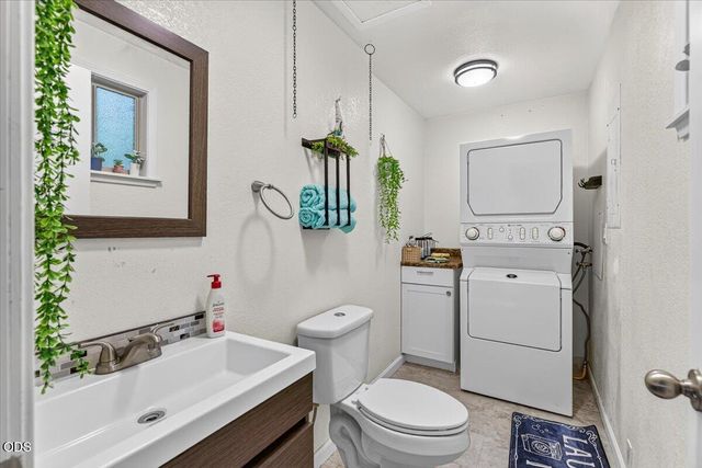 1277 N 5th Avenue, Gold Hill, OR 97525