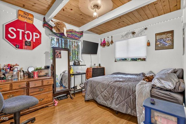 1277 N 5th Avenue, Gold Hill, OR 97525