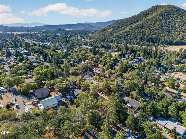 1277 N 5th Avenue, Gold Hill, OR 97525