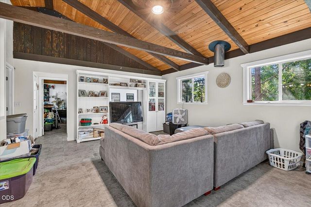 1277 N 5th Avenue, Gold Hill, OR 97525