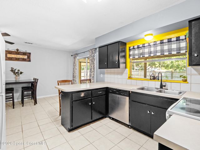 674 Antigua Street NE, Palm Bay, FL 32907