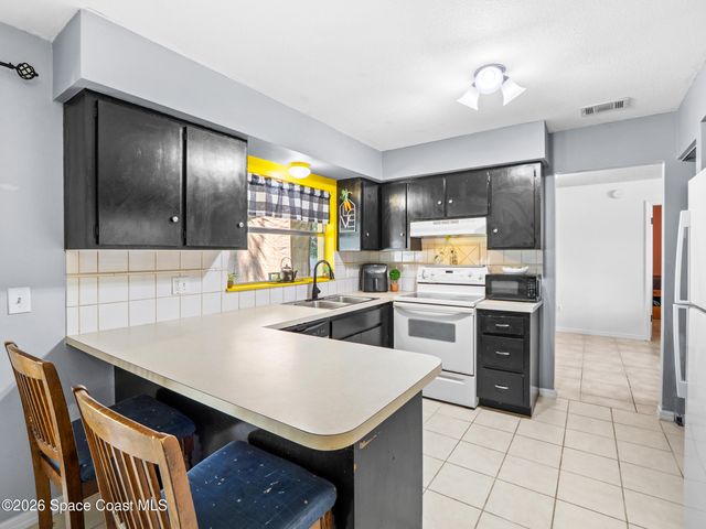 674 Antigua Street NE, Palm Bay, FL 32907
