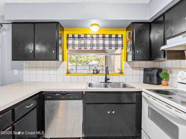 674 Antigua Street NE, Palm Bay, FL 32907