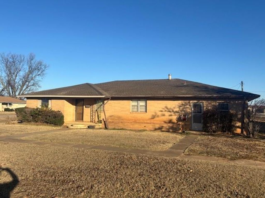 Image 1 of property listing at 210 W Choctaw Street, Lindsay, OK 73052
