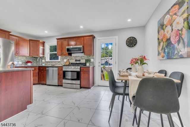 392 Lower Alden Dr, Rahway City, NJ 07065