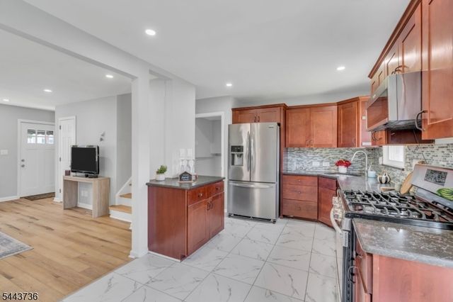 392 Lower Alden Dr, Rahway City, NJ 07065