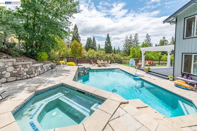 215 Arthur Ct, Danville, CA 94526