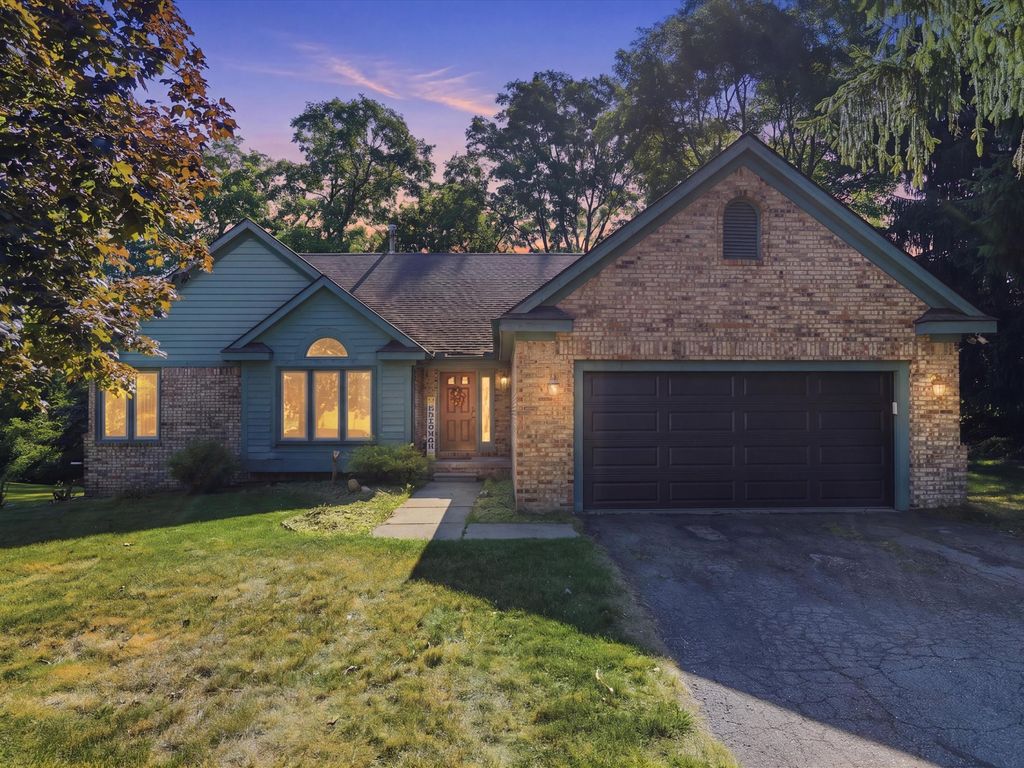 5220 Huron Hills Drive, Commerce Twp, MI 48382